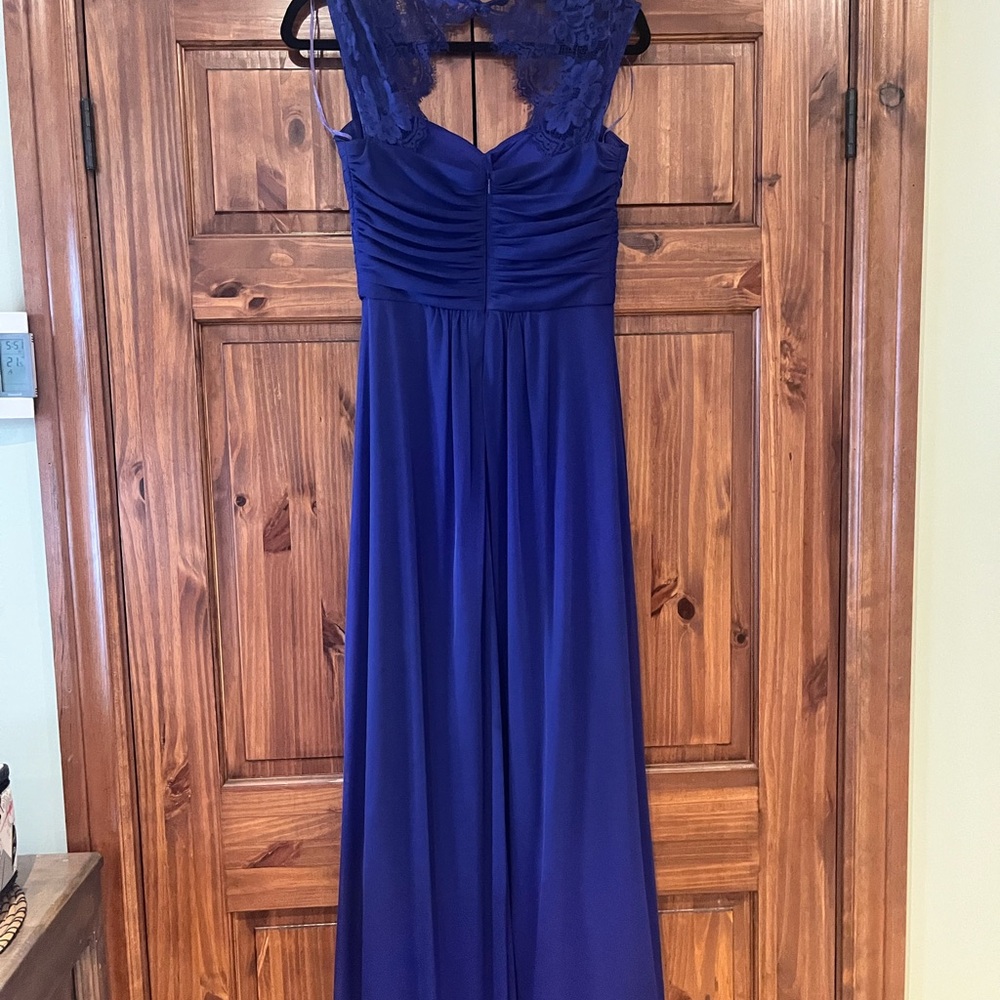 Elegant Lace Evening Gown - Picture 2 of 7